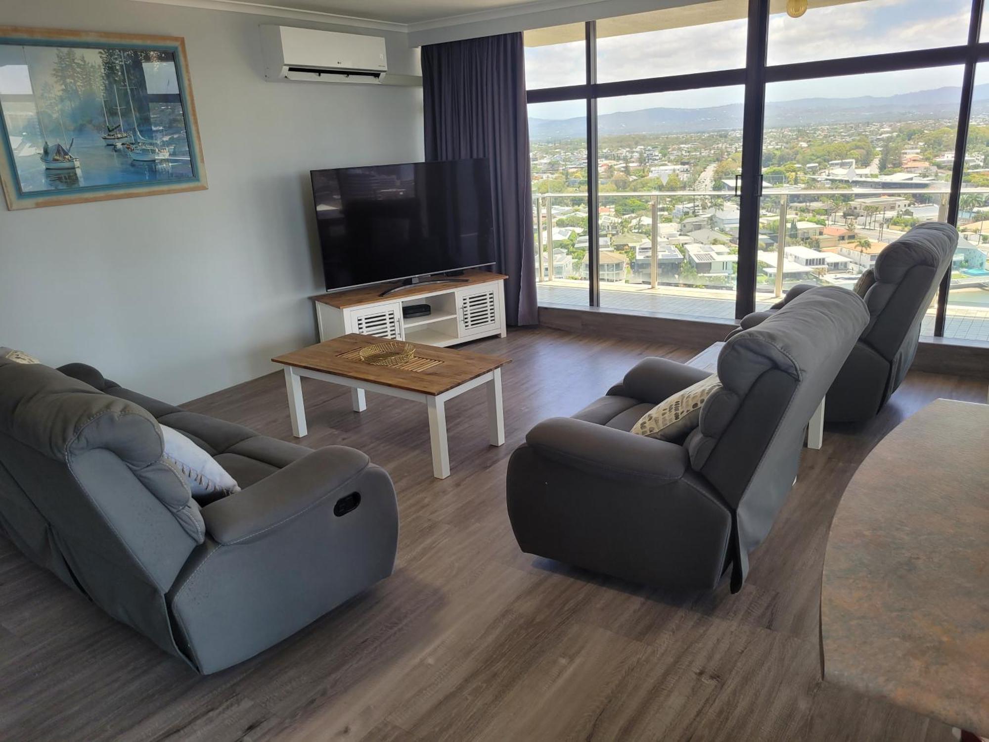 Aparthotel Surfers 4*