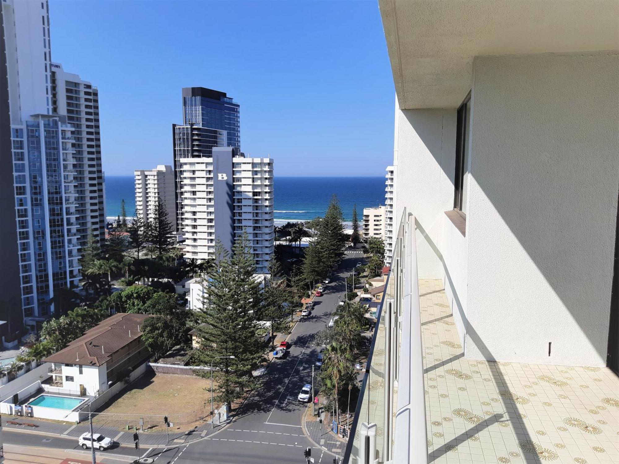 Aparthotel Surfers 4*
