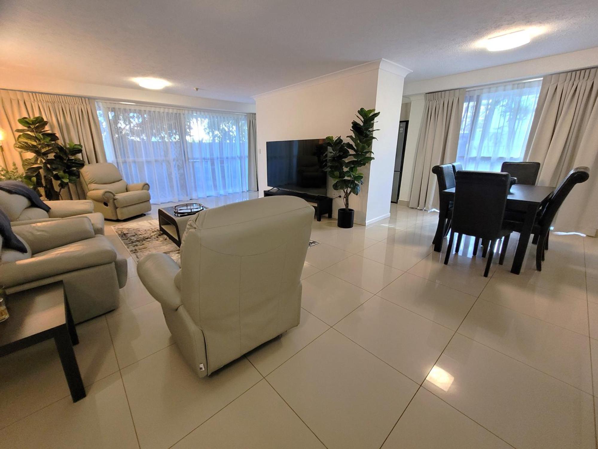 Surfers Aparthotel 4*